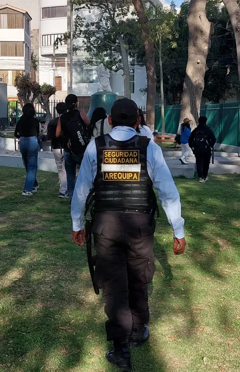 serenos retiran a jóvenes que consumian licor en parque