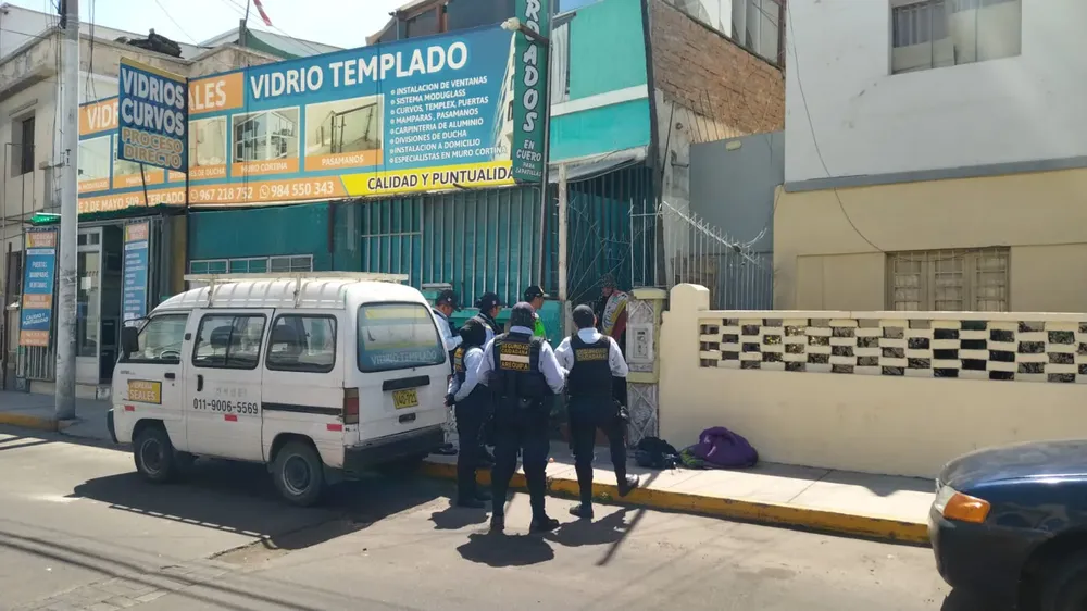 retiran a extranjeros que pernoctaban en casa