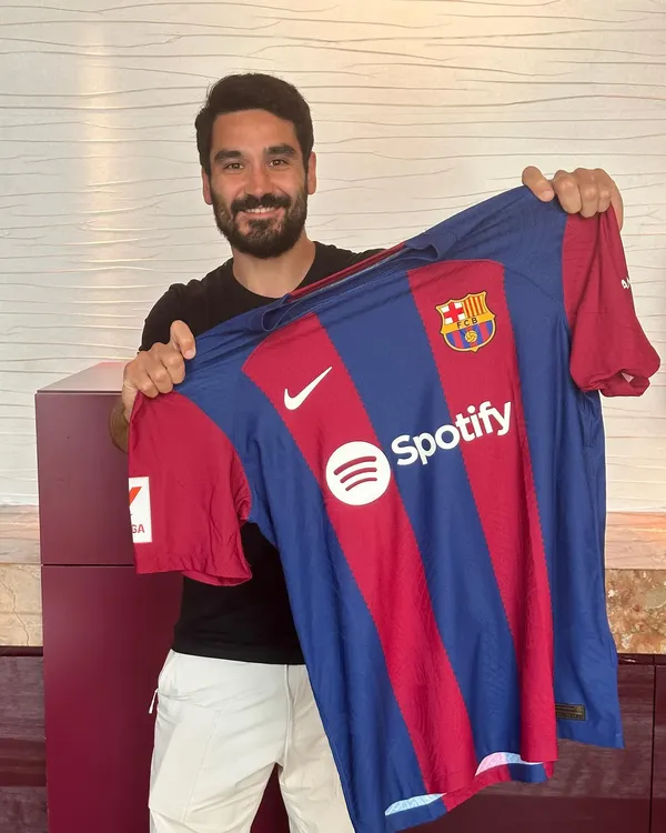 GUNDOGAN FUE PRESENTADO EN BARCELONA
