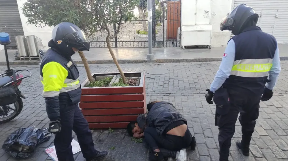 Socorren a pareja que se encontraba en estado de ebriedad