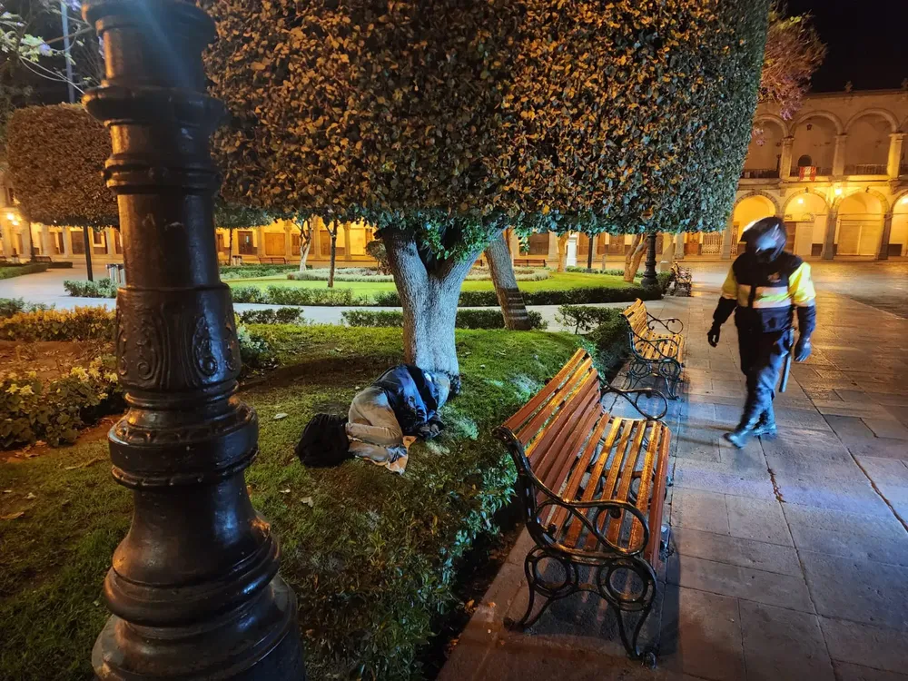 disuaden a sujeto que dormía en la Plaza de Armas