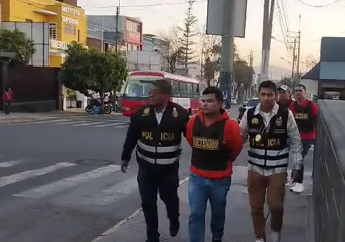 DETIENEN A 2 EXTRANJEROS QUE HABRÍAN ASALTADO POLLERÍA CON ARMAS DE FUEGO
