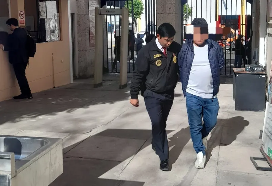 POLICÍAS DETIENEN A CUATRO REQUISITORIADOS