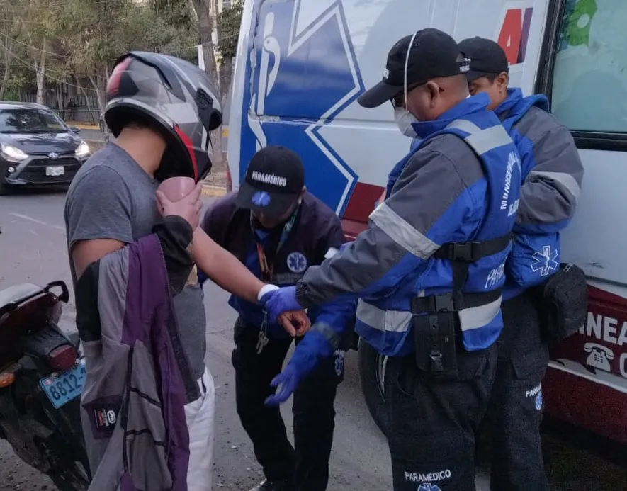 SERENOS SOCORREN A MOTOCICLISTA QUE SUFRIÓ ACCIDENTE
