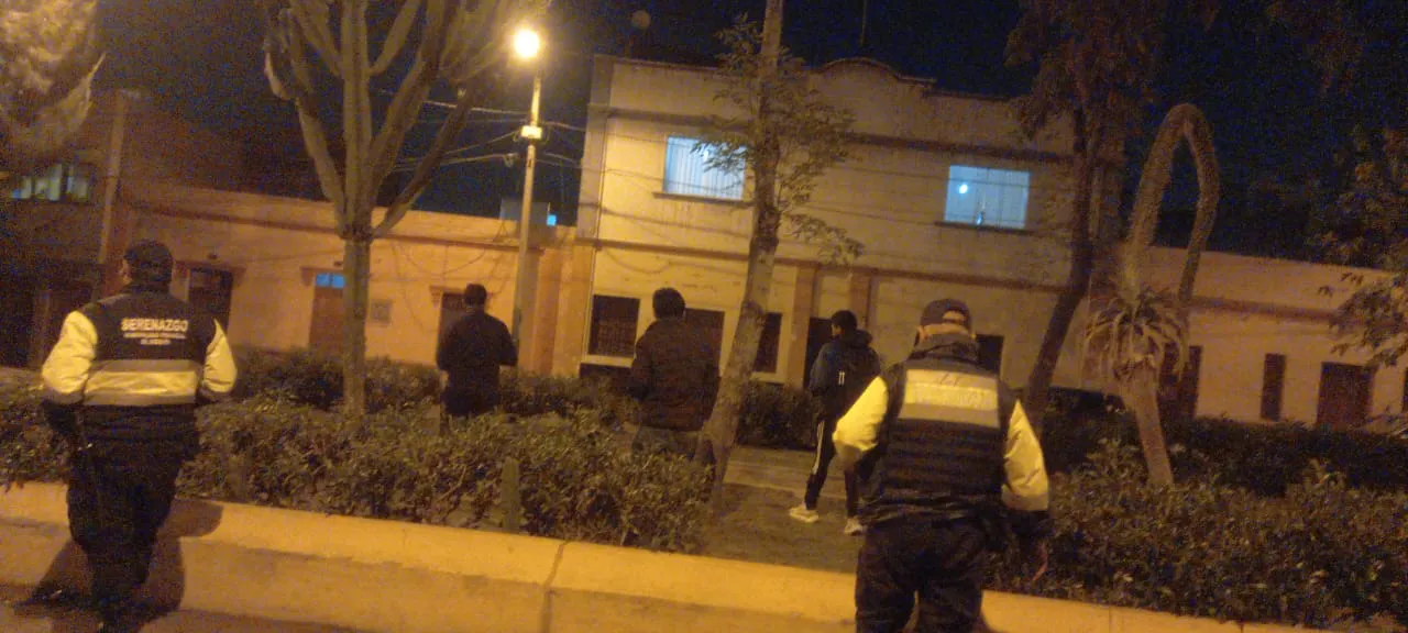 Serenos retiran a jóvenes que libaban licor en parque