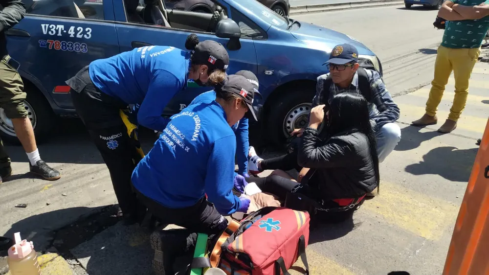 Auxilian a mujer que resultó herida en accidente de tránsito en el Cercado
