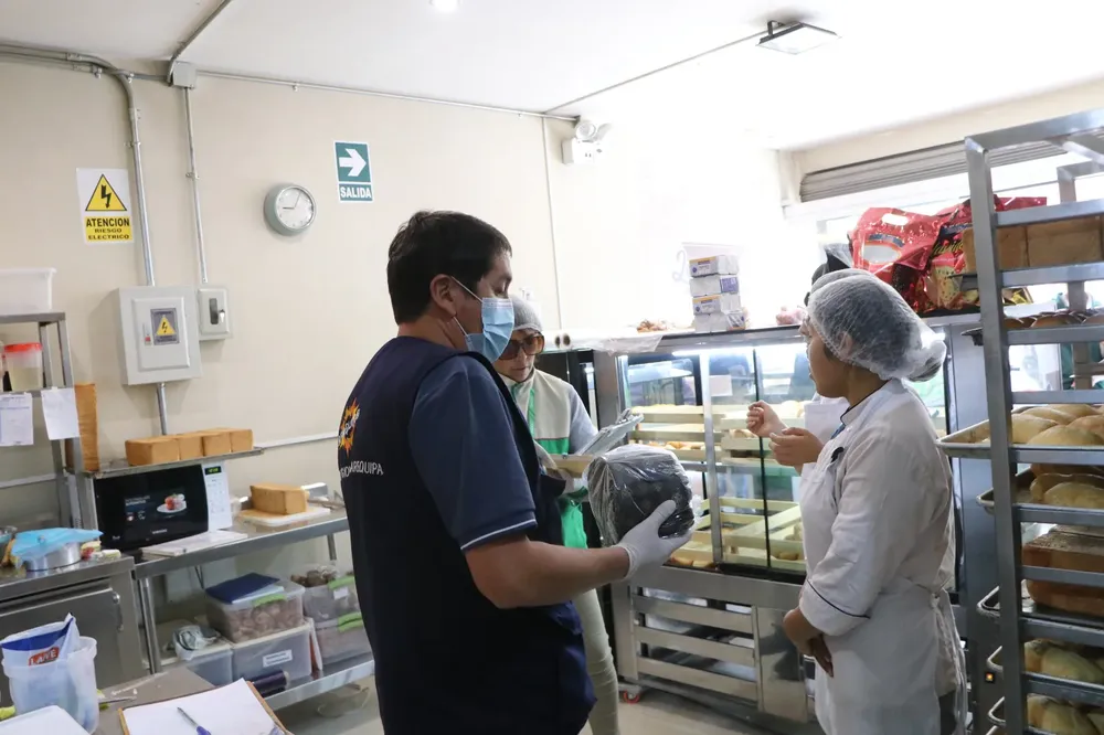 Decomisan panetones que no contaban con registro sanitario en Cerro Colorado