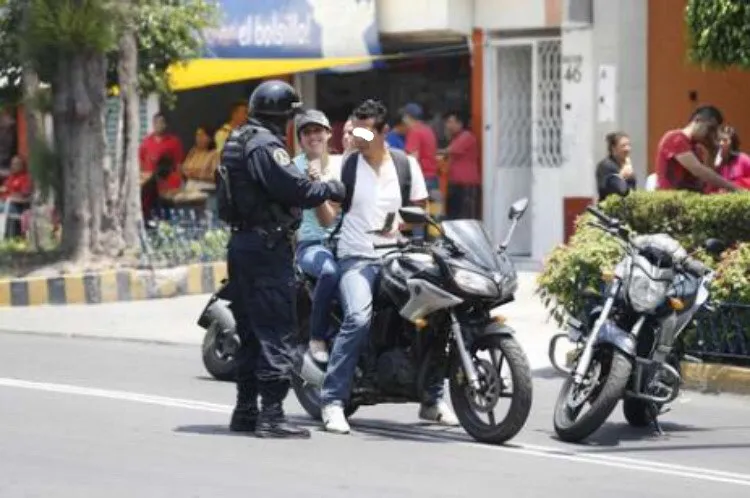 Detienen a motociclista que intentó sobornar a dos policías