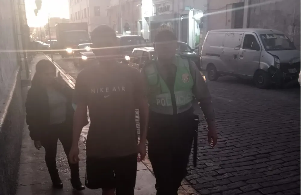 DETIENEN A EXTRANJERO QUE TENÍA CELULAR REPORTADO COMO SUSTRAÍDO