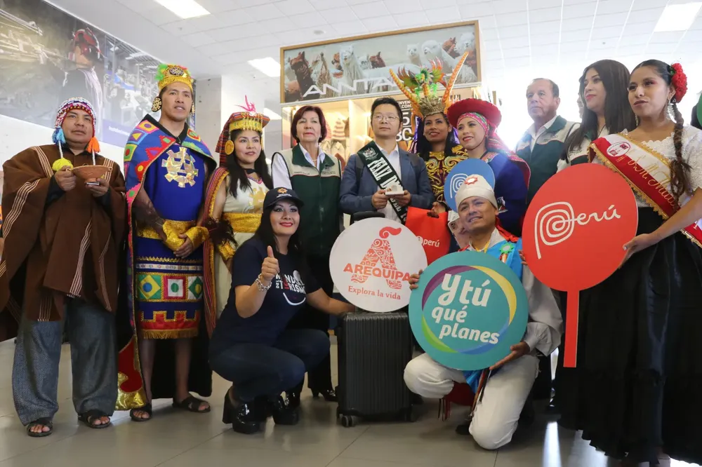Realizan reconocimiento a turistas que arribaron a Arequipa en el Día Internacional del Turismo