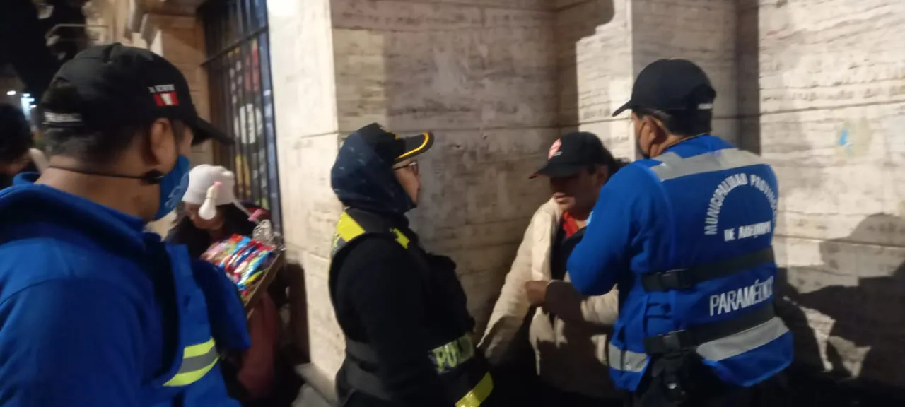Serenos socorren a mujer que sufrió descompensación en el Cercado