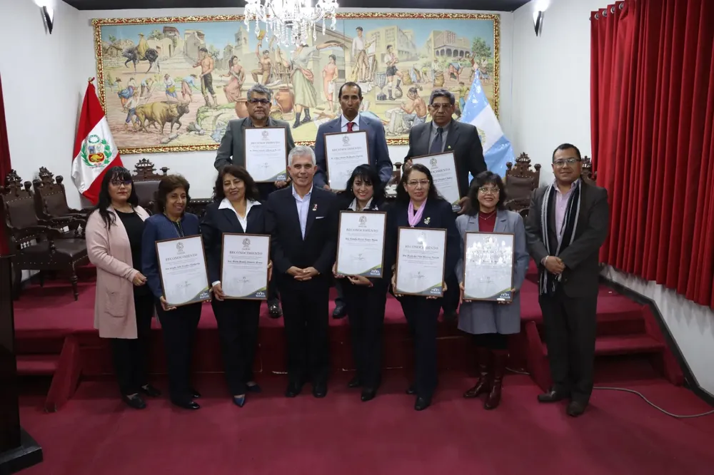 RECONOCEN A MAESTROS CON 25 Y 30 AÑOS DE SERVICIO EN YANAHUARA