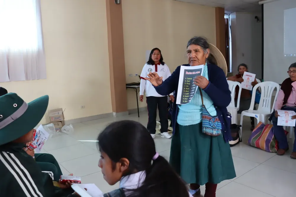 OCHO ADULTOS MAYORES ENSEÑAN QUECHUA A NIÑOS EN LA JOYA