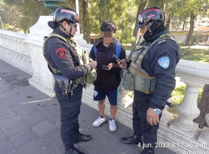 DETIENEN A VARÓN QUE TENÍA IPHONE REPORTADO COMO SUSTRAÍDO