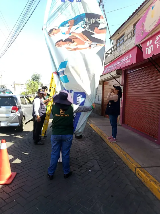 Retiran más de 15 bambalinas sin autorización municipal