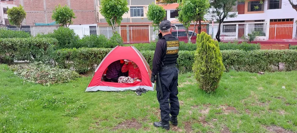 RETIRAN A EXTRANJEROS