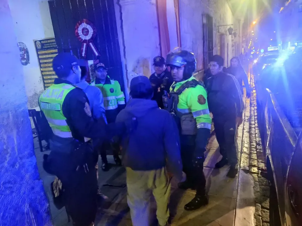 DETIENEN A 02 SUJETOS QUE HABRÍAN ROBADO A CIUDADANOS EN EL CERCADO