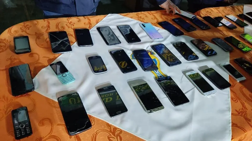 DETIENEN A 19 PERSONAS POR LA VENTA DE CELULARES DE DUDOSA PROCEDENCIA