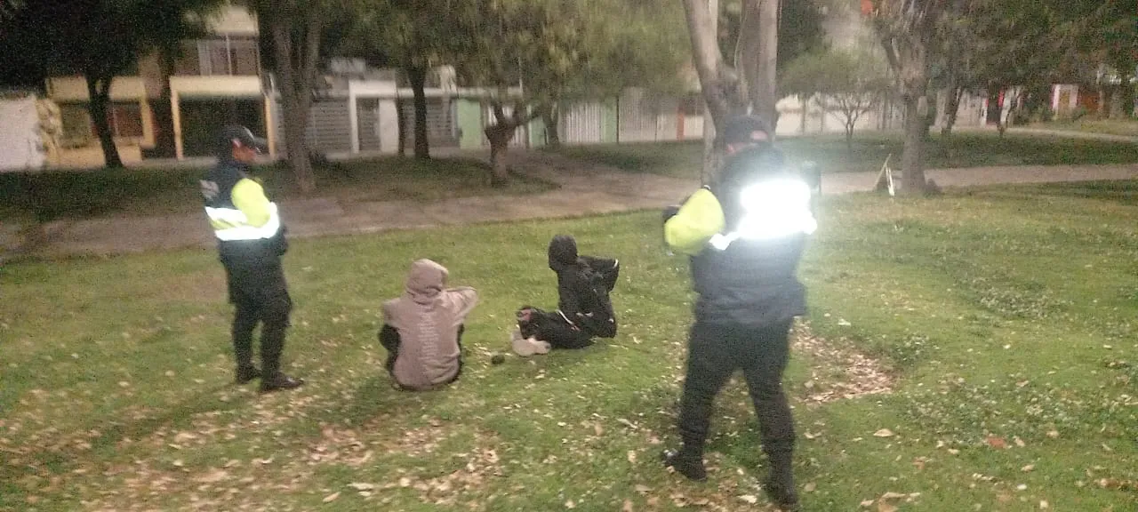 Serenos retiran a jóvenes que libaban licor en parque del Cercado