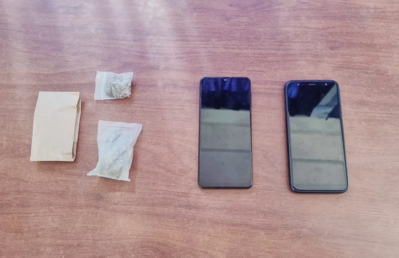 DETIENEN A DOS PERSONAS QUE OFRECERÍAN CELULARES REPORTADOS COMO SUSTRAÍDOS