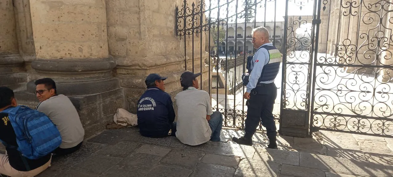 Retiran a dos personas que libaban licor en exteriores de la Catedral