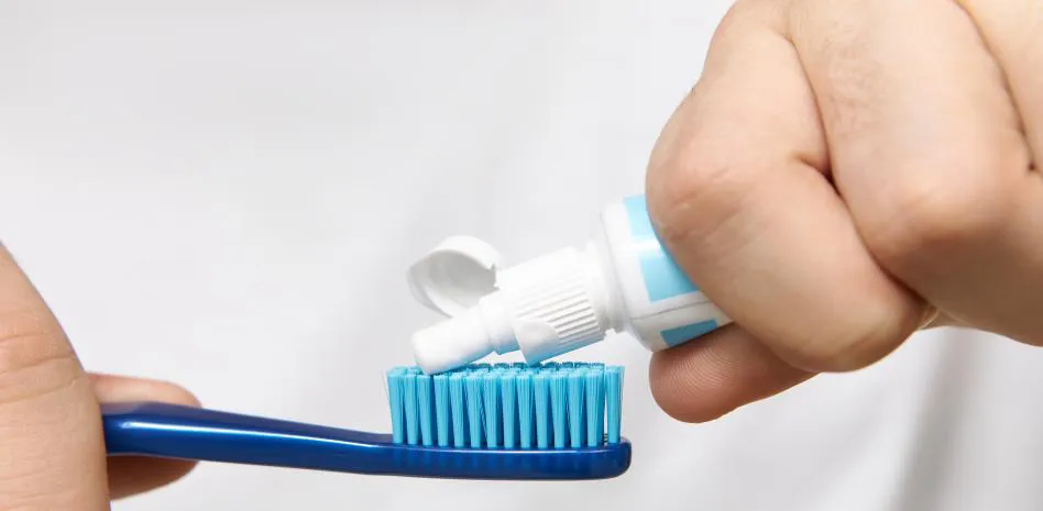 Alertan posibles efectos adversos por uso de 14 pastas dentales con fluoruro de estaño