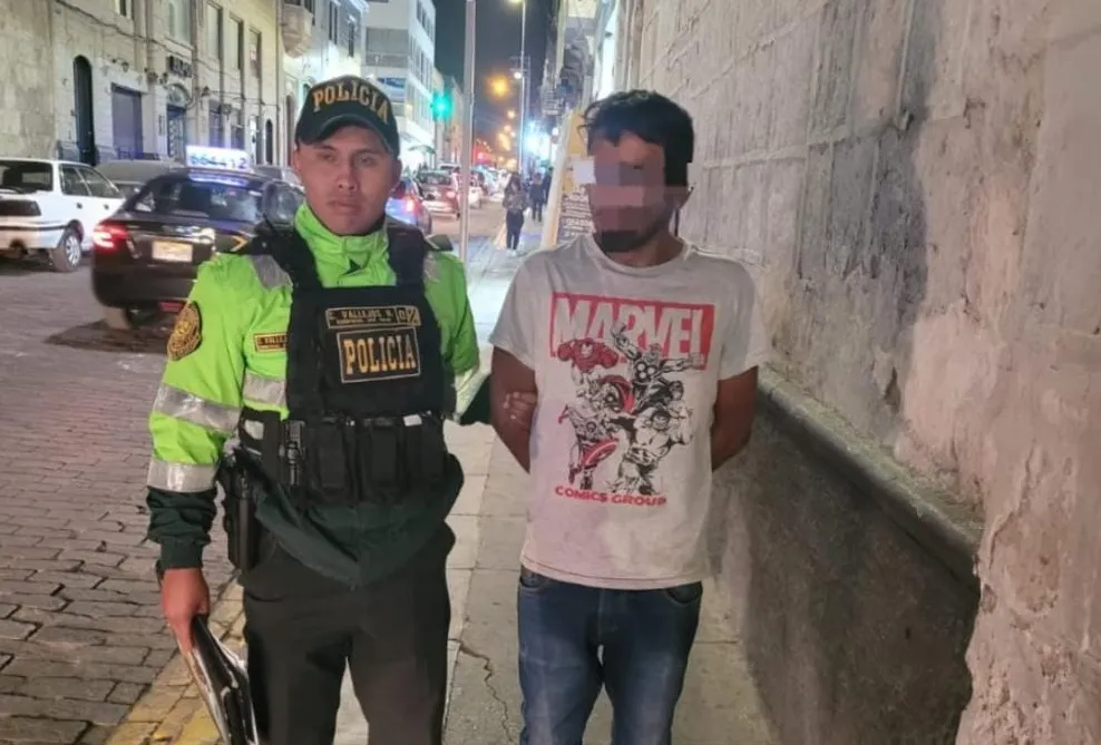 DETIENEN A VARÓN QUE HABRÍA HURTADO ROPA VALORIZADO EN MÁS DE 2400 SOLES