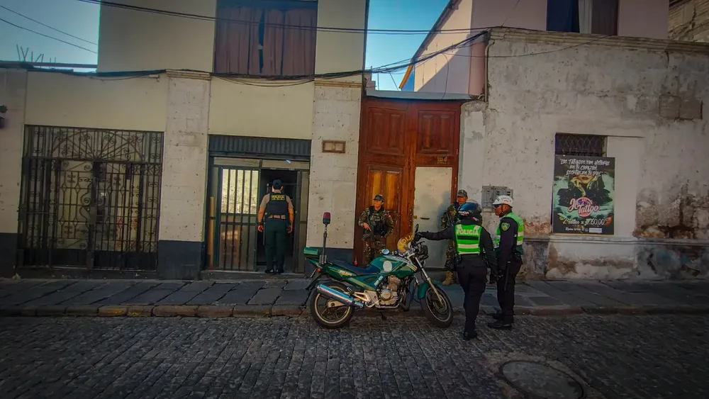 Clausuran dos bares clandestinos en el Cercado