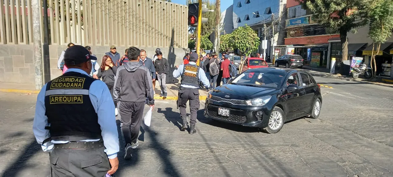DISUADEN A SUJETOS QUE ATEMORIZABAN A TRANSEUNTES DE AV. INDEPENDENCIA