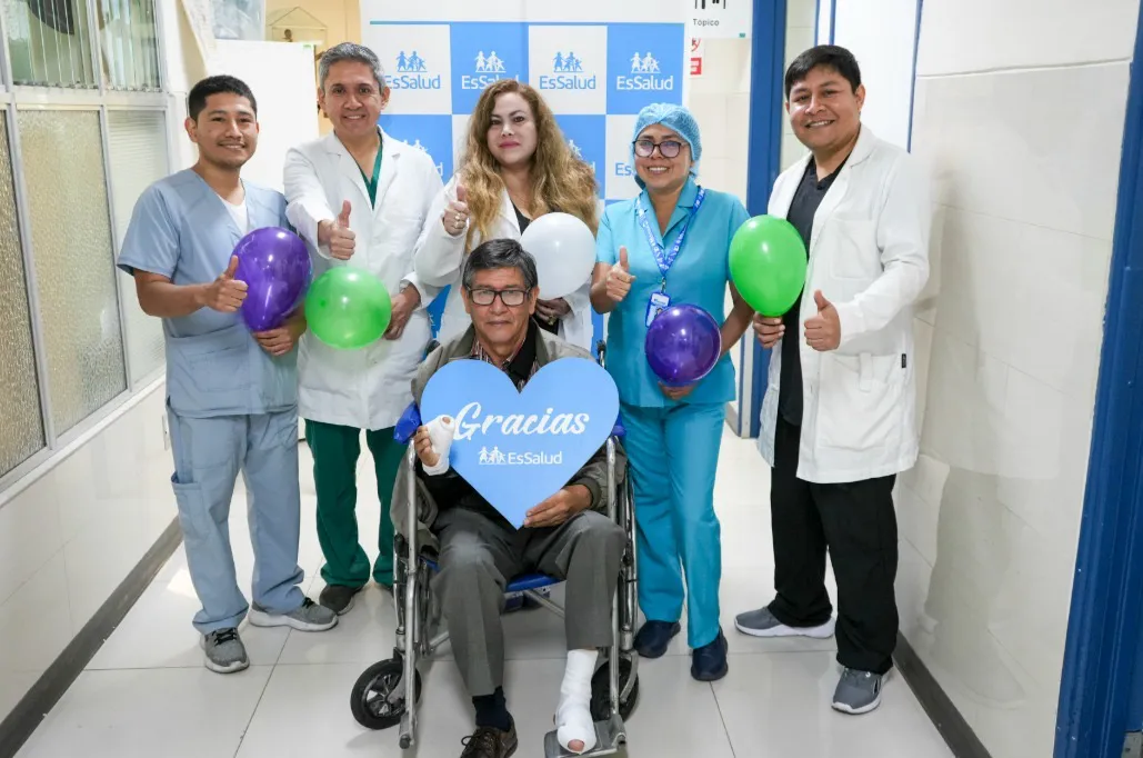 Realizan exitoso autotrasplante de dedo del pie a la mano a varón que sufrió accidente