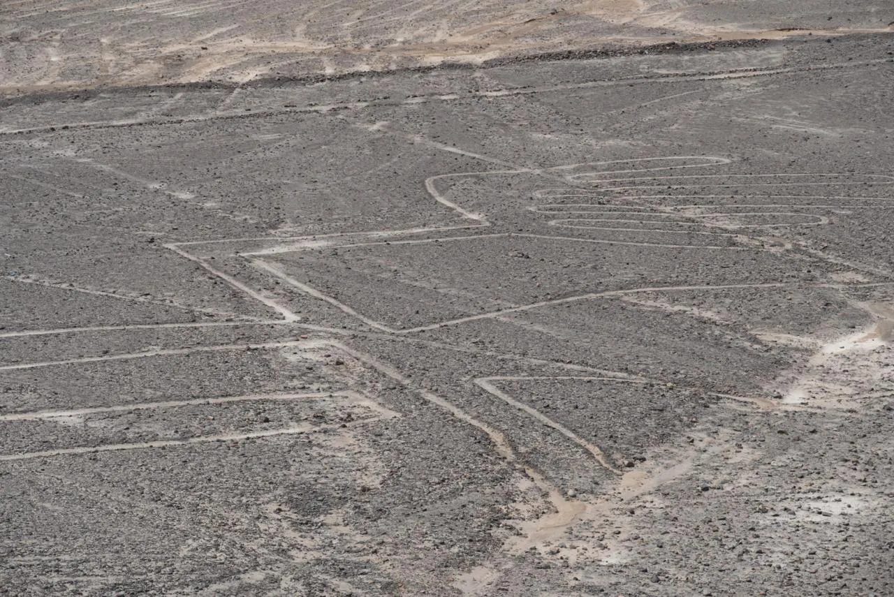 MINISTRO-FABRICIO-VALENCIA-EN-LAS-LINEAS-DE-NASCA-7-1