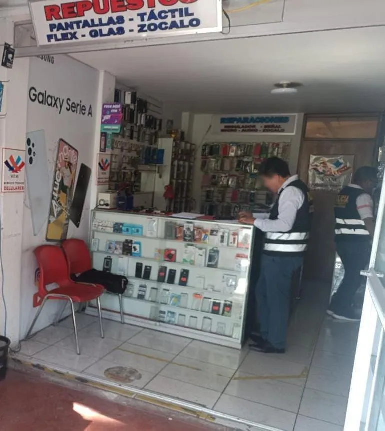 Detienen a 2 personas e incautan 6 celulares en tienda comercial