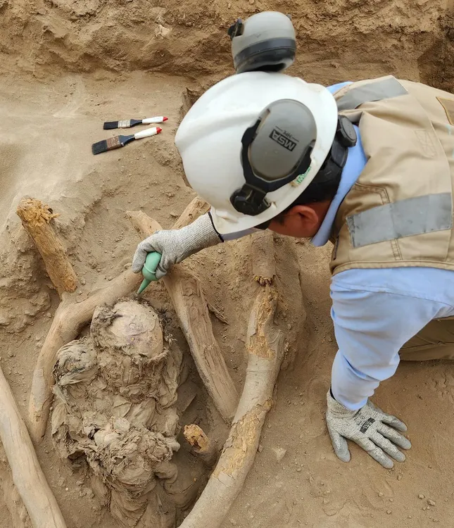 Descubren 10 fardos funerarios de aproximadamente 1000 años de antigüedad en Lima