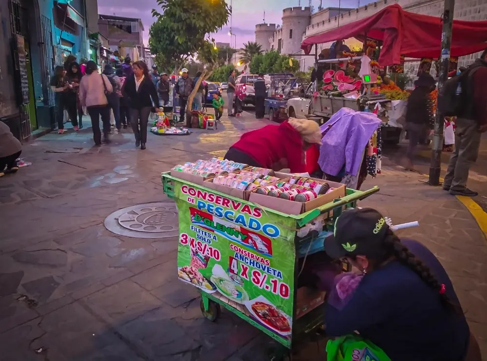 Sancionan a más de 80 establecimientos en la calle Consuelo y Siglo XX