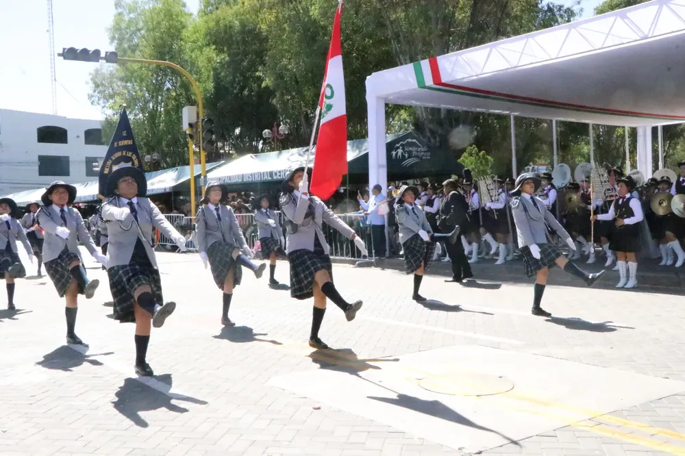 DESFILE ESCOLAR EN CERRO COLORADO