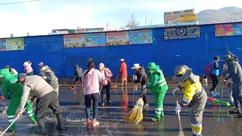 Realizan jornada de limpieza en la entrada de Llamagas en Cerro Colorado