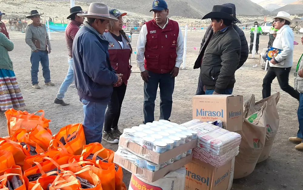Entregan kits de abrigo a pobladores de Caylloma ante descenso de temperaturas