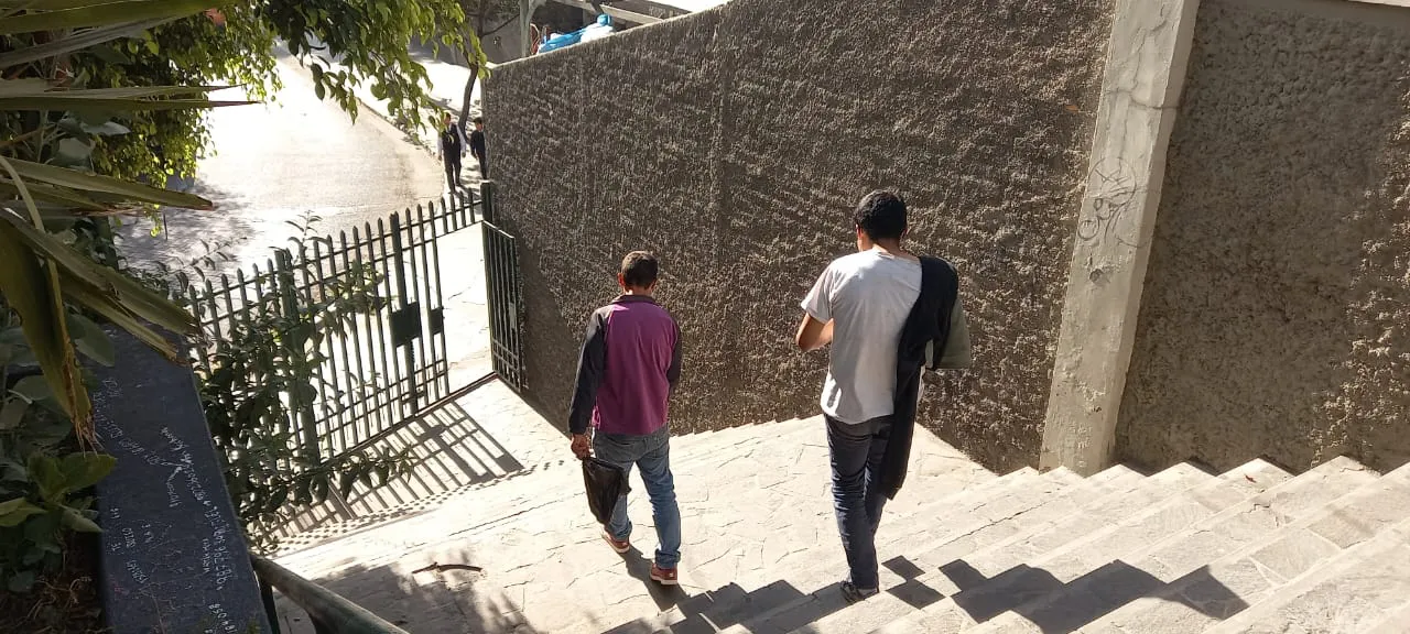 Retiran a dos varones que consumían sustancias prohibidas en el Cercado