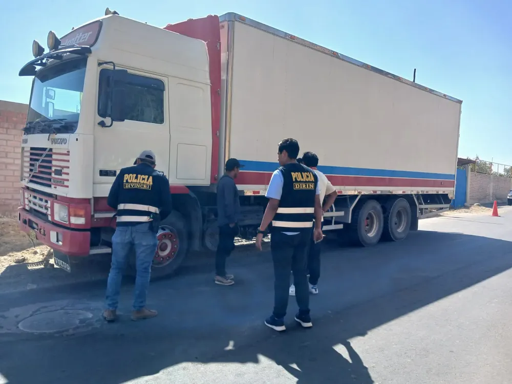 Detienen a varón que trasladaba en camión 300 fardos de ropa usada sin documentación