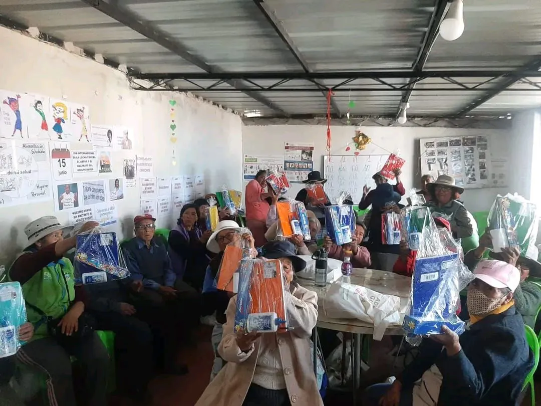 Municipalidad llevó abrigo y útiles a adultos mayores de Asoc. San Luis en Alto Selva Alegre