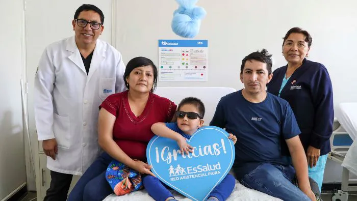 Niño recupera la visión gracias a un trasplante de córnea